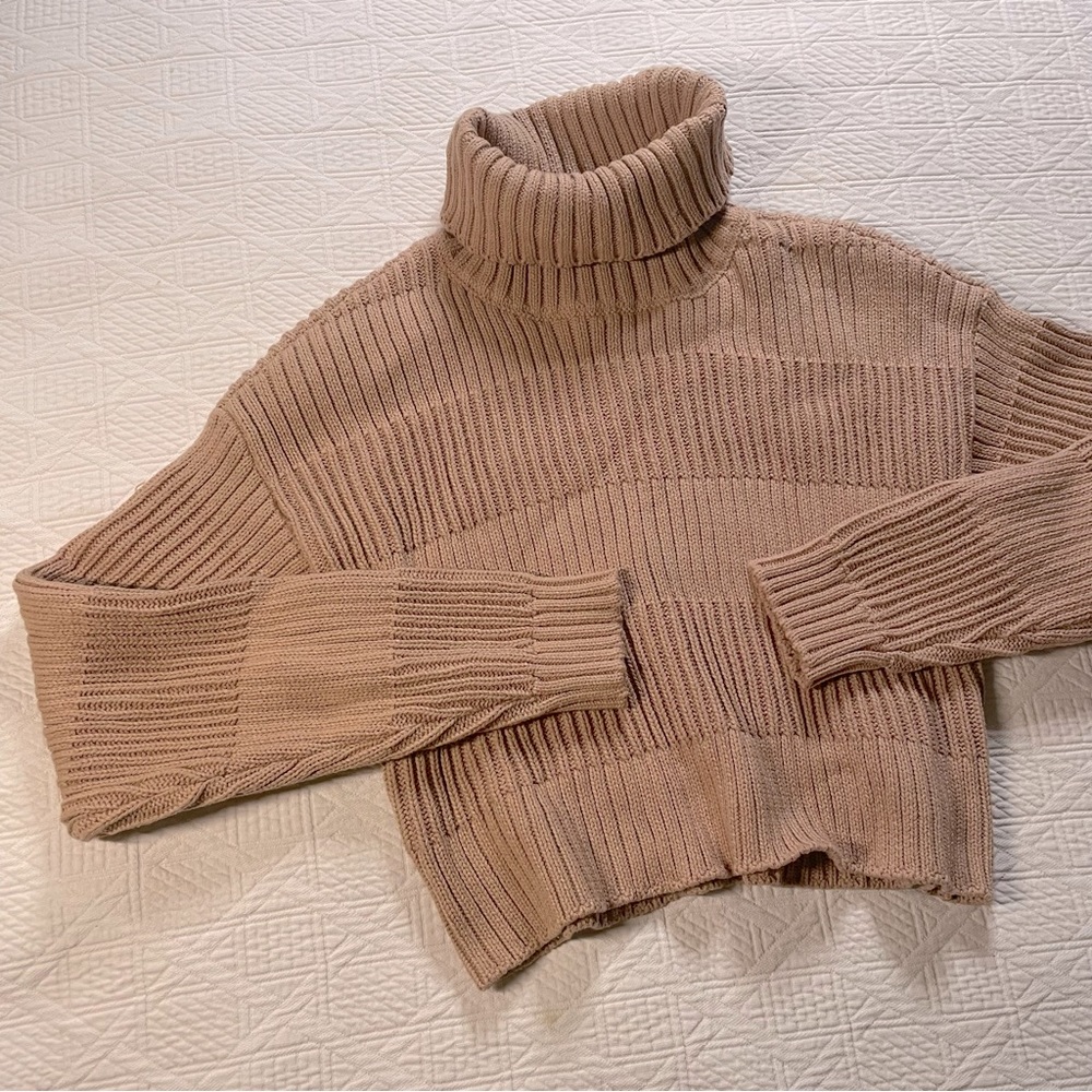 Tan beige cropped knitted turtleneck sweater! LA HEARTS